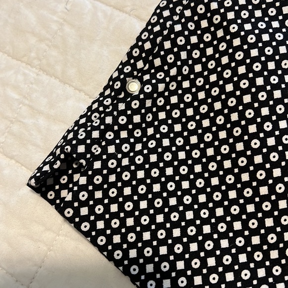 Stretch waistband black and white capris. Measure 17 across and 31 inch length - Picture 2 of 6